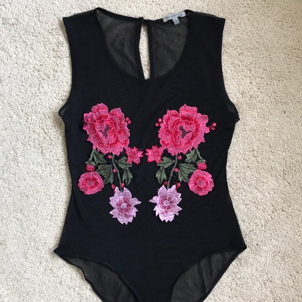 🌺BLACK SLEEVELESS BODYSUIT WITH FLOWERS🌸🌼